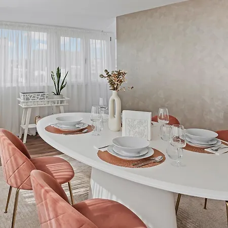 Parliament Retreat - Urban Hideaway Apartment