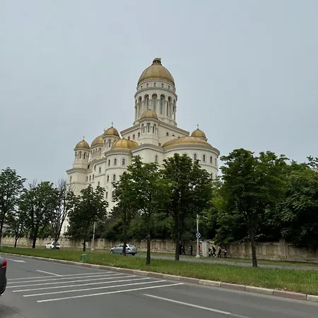 Parliament Retreat - Urban Hideaway