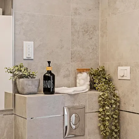 Parliament Retreat - Urban Hideaway *