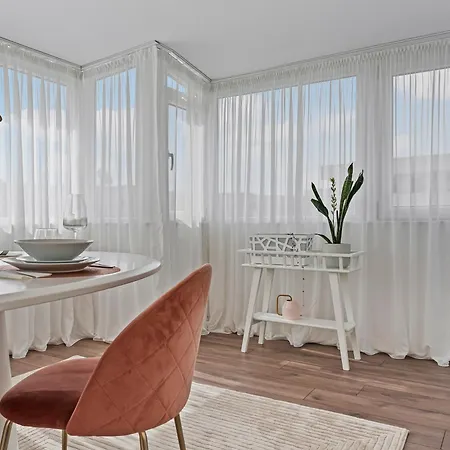 Parliament Retreat - Urban Hideaway