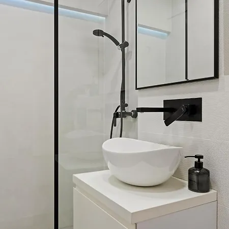 Parliament Retreat - Urban Hideaway