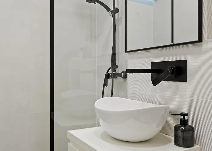 Parliament Retreat - Urban Hideaway